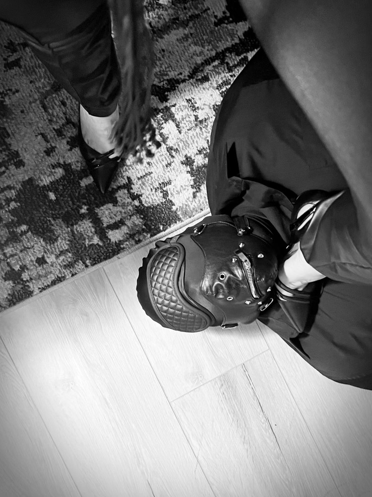 NYC Dominatrix stepping on slave